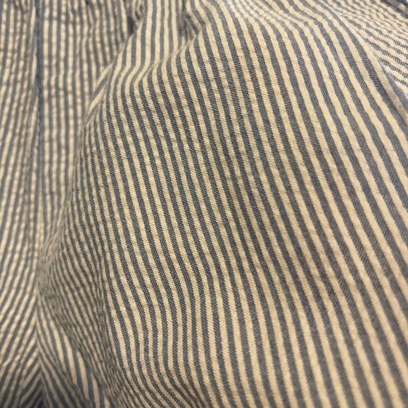 Practically New : H& M summer ruffle outfit ( fits bigger) size 3T - Picture 3 of 7